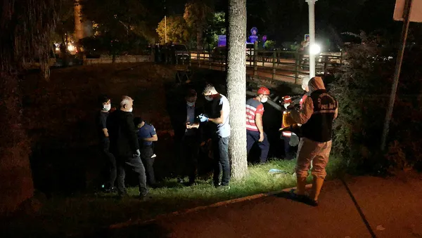 irakli-genc-adam-koprunun-ayaklarina-kendini-asti-1599425324058.jpg Adapazarı'nda Iraklı genç adam, köprünün ayaklarına kendini astı-4