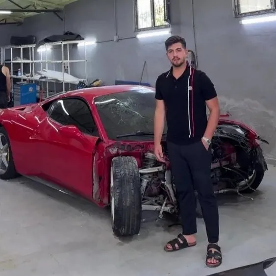 Pert olan Ferrari’siyle poz verdi