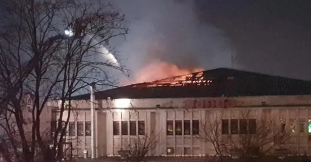 Son dakika: Avcılar’da dondurma fabrikasının çatısı alev alev yandı