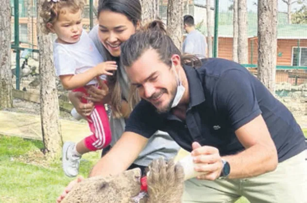 Hakan Hatipoğlu ve Gizem Hatipoğlu çifti elleriyle ayı besledi