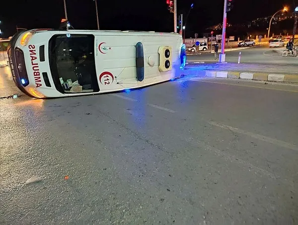 Son dakika: Malatya'da ambulans ile otomobil çarpıştı: 4 yaralı-1