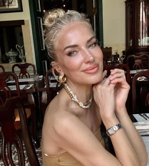aska-bak-aska-nazim-akmadil-ile-nikah-masasina-oturan-burcu-esmersoy-esini-ove-ove-bitiremedi-sabah-uyaniyorsu-1713389595347.jpeg Aşka bak aşka! Nazım Akmandil ile nikah masasına oturan Burcu Esmersoy eşini öve öve bitiremedi: Sabah uyanıyorsun...-4