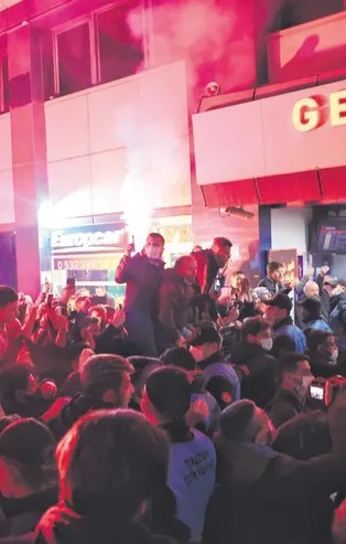 Lider Trabzonspor yenilgiye rağmen daha da kenetlendi! Taraftar gece yarısı takımı karşıladı