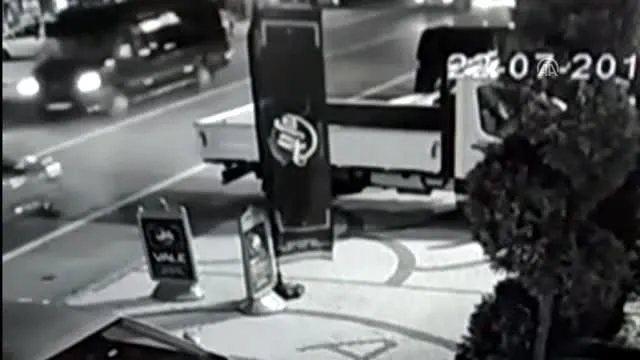 Tiyatro oyuncusu Can Gürzap'a motosikletin çarptığı anlar kamerada-1