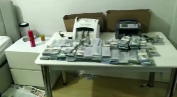 son-dakika-bayrampasada-piyasaya-surulecek-sahte-4-milyon-dolar-ele-gecirildi-1617450281039.jpg SON DAKİKA: Bayrampaşa'da piyasaya sürülecek sahte 4 milyon dolar ele geçirildi-5