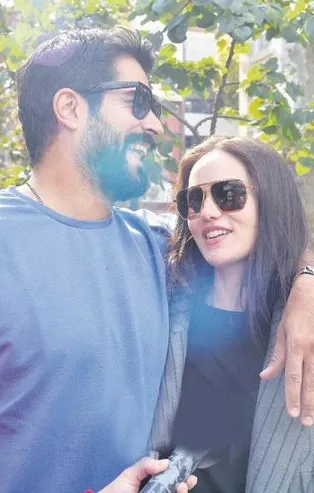 Burak Özçivit ve 5 aylık hamile eşi Fahriye Evcen Nişantaşı'nda görüntülendi