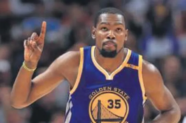 Kevin Durant futbola el attı!