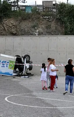 Ankara'da minibüs okul bahçesine düştü