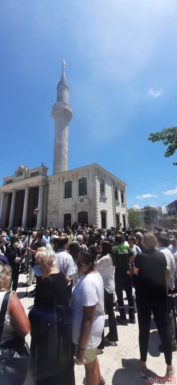 Cüneyt Arkın son yolculuğuna uğurlandı! Oğlu Murat Arkın babasına repliğiyle veda etti: Ağlamayın be, böyle insanlara ağıt değil destan yaraşır! - 18