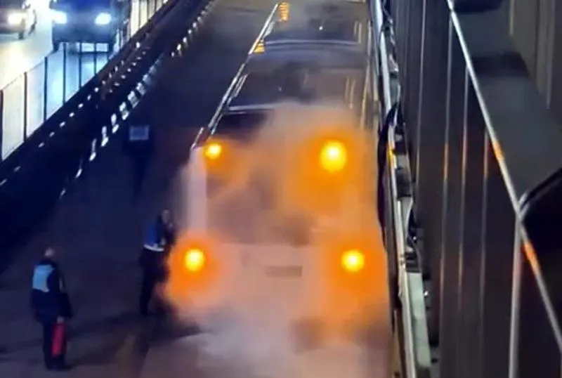 Metrobüsün motorunda yangın çıktı