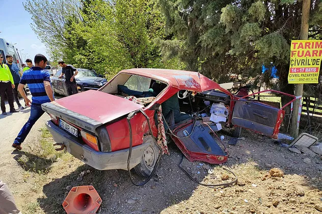 Kontrolsüz kavşakta kaza! Araç hurdaya döndü! 1 yaralı