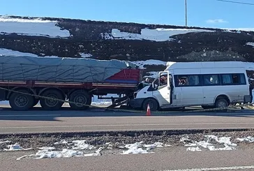 Kayseri’de öğrenci servisi TIR’a arkadan çarptı: Ölü ve yaralılar var
