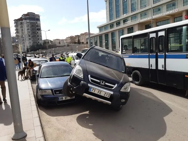 bir-garip-kaza-cip-park-halindeki-otomobilin-uzerine-cikarak-durabildi-1617953672073.jpg Bir garip kaza! Cip park halindeki otomobilin üzerine çıkarak durabildi-3