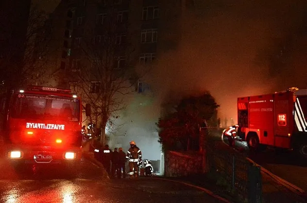 Şişli'de gece saatlerinde çıkan yangın korkuya neden oldu