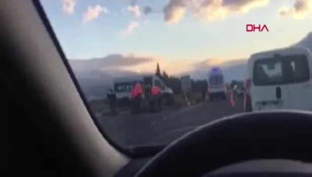 İzmir'de TIR minibüse çarptı! 12 yaralı var