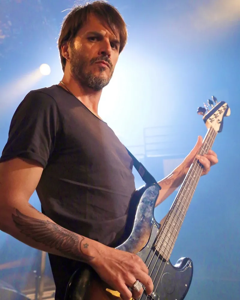 mehmet-gunsur-20-yillik-esi-katerina-mongioya-olan-askini-haykirdi-1775568762618.jpg Mehmet Günsür 20 yıllık eşi Katerina Mongio’ya olan aşkını haykırdı-3