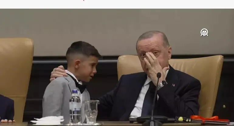 23-nisanda-aglayarak-baskan-erdoganin-yanina-gelmisti-mutlucan-o-anlari-anlatti-iki-bayrami-birlikte-yasadim-1777044883709.jpeg 23 Nisan'da ağlayarak Başkan Erdoğan'ın yanına gelmişti! Mutlucan o anları anlattı: İki bayramı birlikte yaşadım-4