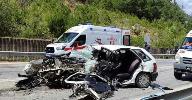 Burdur’da iki araç kafa kafaya girdi! Sürücü sıkıştığı yerden çıkamadı! O bölge trafiğe kapatıldı!