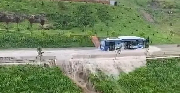 Ankara’da belediye otobüsü faciası! Göle dönen yoldan geçti beton bariyer yıkıldı