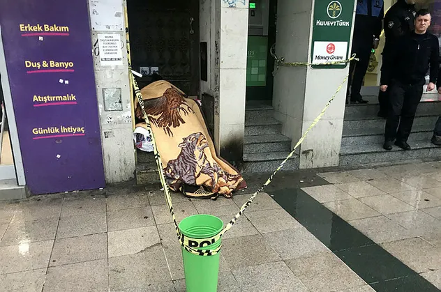 Fatih'te apartman kapısında ceset bulundu