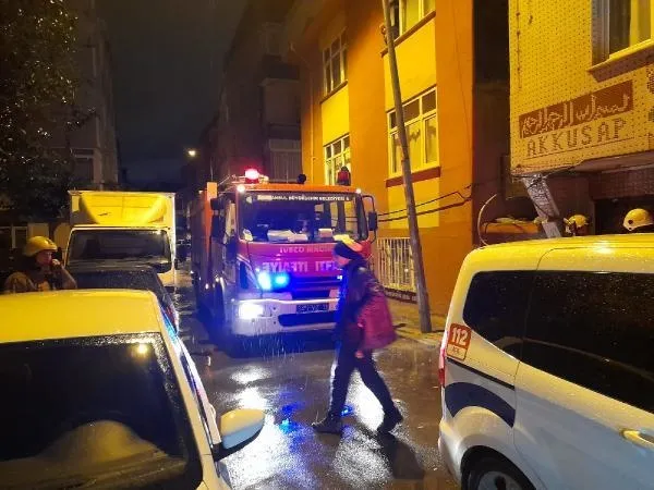 Bağcılar'da korku dolu anlar: 3 katlı binanın bahçesinde göçük oluştu!-4