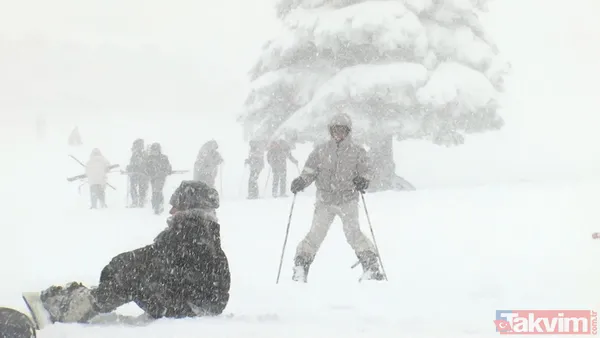 Uludağ doldu taştı! Yoğun sis ve tipiye rağmen kayak severler akın etti - 9