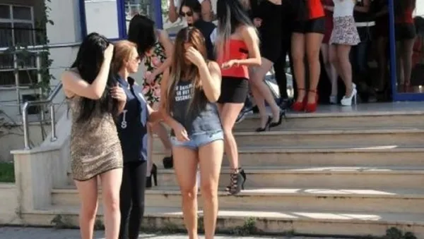 afyonkarahisarda-fuhus-vaadiyle-40-bin-lira-dolandiriciliga-5-tutuklama-1635018958996.jpg Afyonkarahisar'da 'fuhuş' vaadiyle 40 bin lira dolandırıcılığa 5 tutuklama-3