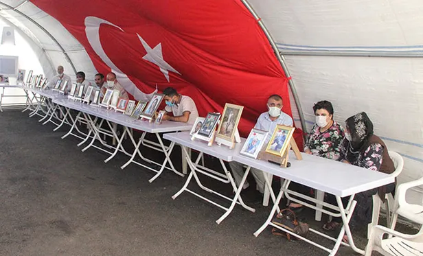 pkkda-cozulme-devam-ediyor-icisleri-bakanligi-duyurdu-4-terorist-teslim-oldu-1630169298425.jpg PKK'da çözülme devam ediyor! İçişleri Bakanlığı duyurdu: 4 terörist teslim oldu-4