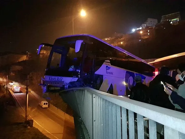 Son dakika: Gece yarısı adeta facia: Kocaeli TEM otoyolunda araç kaza yaptı 30 kişi 30 metre yükseklikte dehşeti yaşadı-4