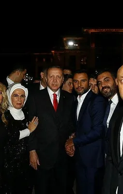 Erdoğan'ın elini bırakmadı