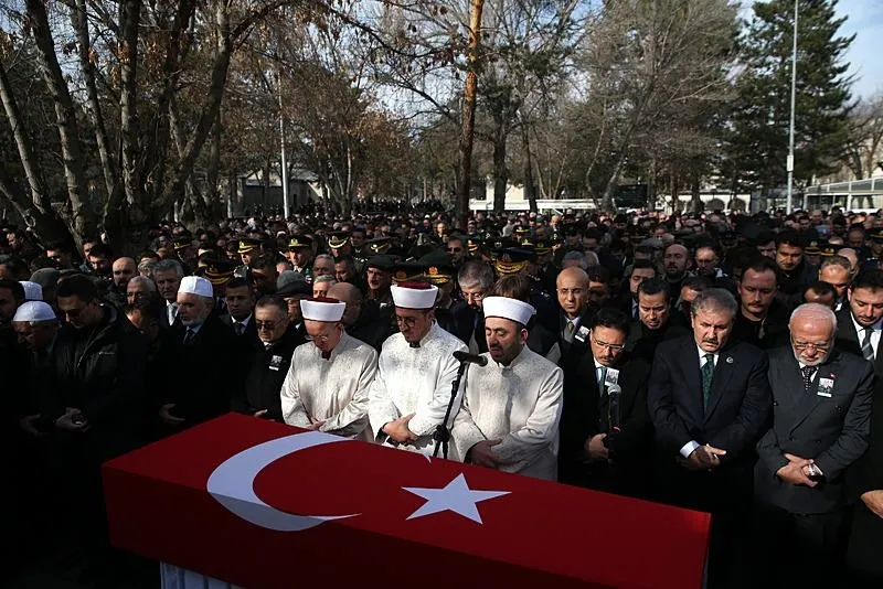 Isparta'da helikopter kazasında şehit olan Isparta Kara Havacılık Okul Komutanı Tuğgeneral İsa Baydilli, memleketi Kayseri'de Kalemkırdı Camisi'nde kılınan namazın ardından toprağa verildi. (AA)