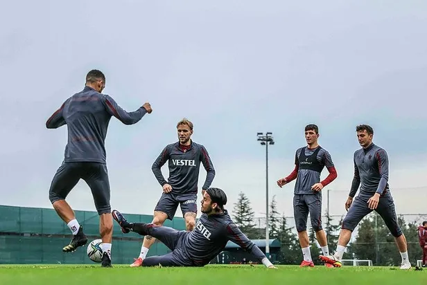 trabzonspor-teknik-direktoru-abdullah-avci-gozunu-karartti-ligde-arayi-daha-da-acmak-istiyor-1642099696219.jpeg Trabzonspor Teknik Direktörü Abdullah Avcı gözünü kararttı! Ligde arayı daha da açmak istiyor-2