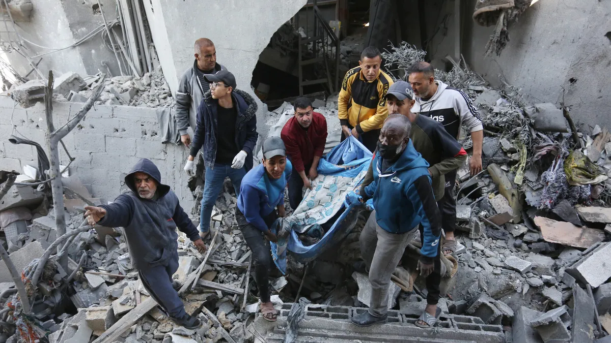 Soykırımcı İsrail ordusu Batı Şeria'da 37 kişiyi gözaltına aldı! Evlere baskın düzenleyip para ve altın takıları çaldılar