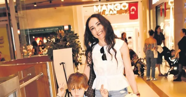 Nazife Aksoy oğluyla alışverişte görüntülendi!