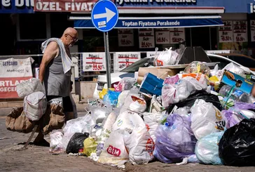 İzmir Karşıyaka’da çöp dağları! Vatandaş isyanda: Sinekler bastı! Buca, Konak ve Karabağlar’a İçişleri Bakanlığı’ndan inceleme