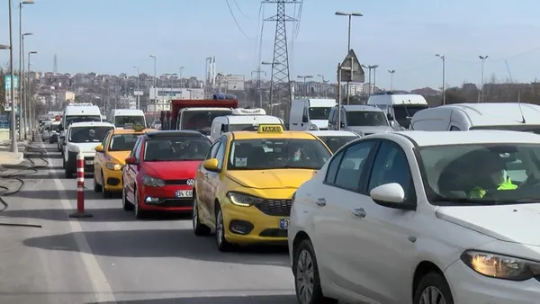 koronavirus-kisitlamasinda-istanbulda-dikkat-ceken-trafik-1611409451877.jpg