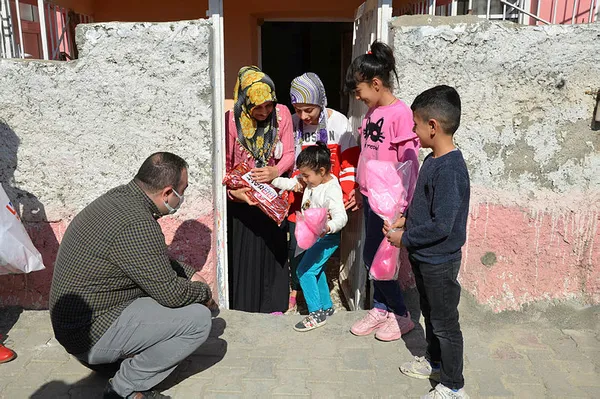 batmanda-250-yetim-cocuk-hediyelerle-sevindirildi-en-guzel-hediyemizi-vucudu-yanmis-olan-bir-kiz-kardesimize-verdik-1613315379644.jpg Batman'da 250 yetim çocuk hediyelerle sevindirildi: En güzel hediyemizi vücudu yanmış olan bir kız kardeşimize verdik-4