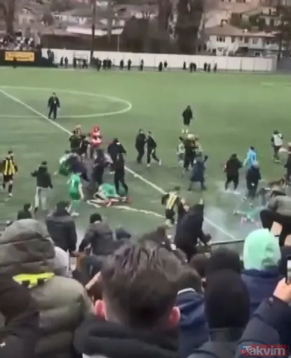 Amatör maçta taraftar sahaya daldı ortalık ringe döndü! Tekme tokat yumruk... O anlar kamerada - 7