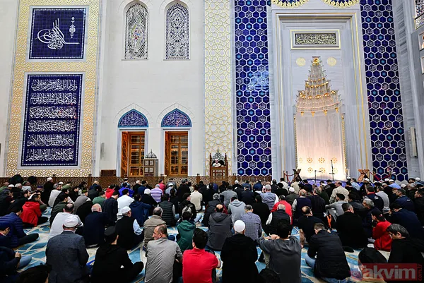 Dua ve tövbelerin kabul edildiği kutlu gecede eller semaya açıldı! İşte Türkiye'den Kadir Gecesi'ne özel kareler... - 12