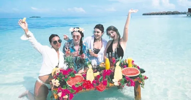 Ablası Gamze Erçel ve oyuncu Burcu Özberk ile Maldivler'e giden Hande Erçel'in huzurlu tatili sürüyor