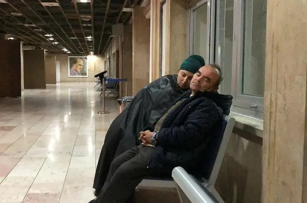 Bursa'da İvdil çifti her gece hastane koridorunda yatıyor!