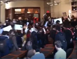 Harvard’da İsrail büyükelçisine protesto!