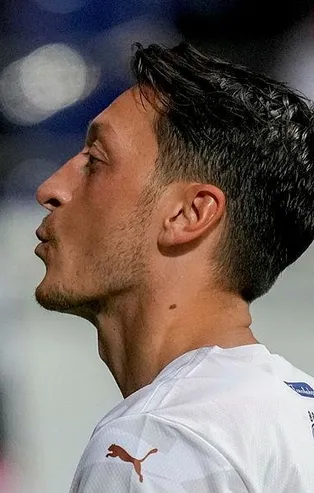 Mesut attı Alman basını çıldırdı: Frankfurt, Fenerbahçe karşısında puan kurtardı!