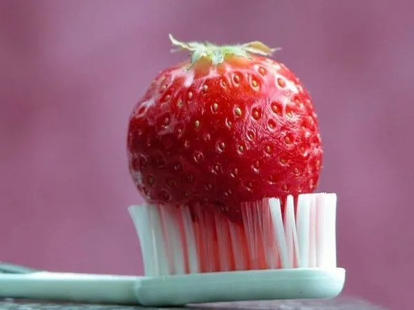 Bembeyaz dişler için çilekle dişlerinizi fırçalayın! Nasıl mı?-3