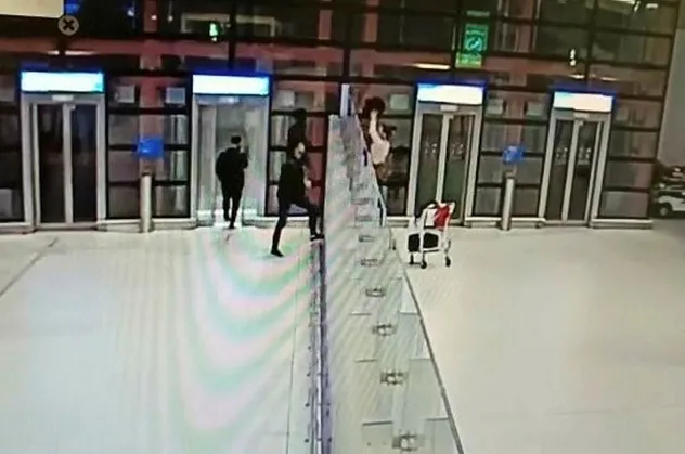 Son dakika: İstanbul Havalimanı’nda ilginç kaçakçılık! Telefonla dolu çantayı taburenin üstüne çıkıp...