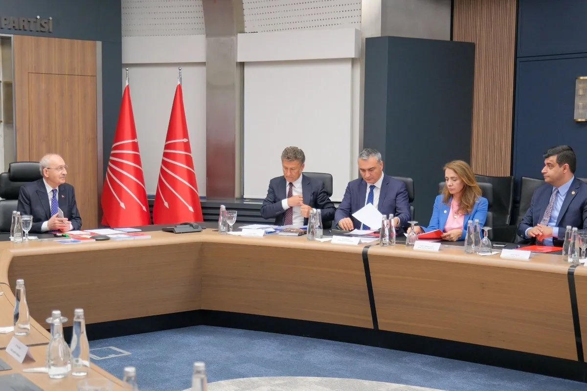 chpde-arinma-myk-ihrac-gundemiyle-toplandi-1784206614302.jpeg CHP MYK’dan teşkilatlara neşter: 8 il yönetimi görevden alındı-2