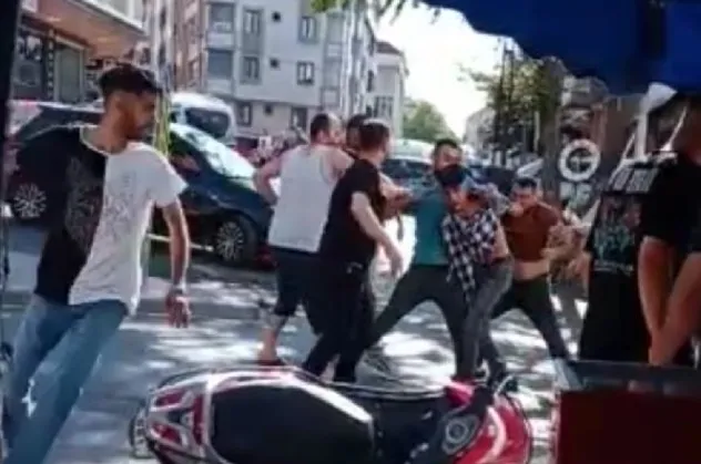 Gaziosmanpaşa'da kaza sonrası kavga: Tahta parçalarıyla saldırdı