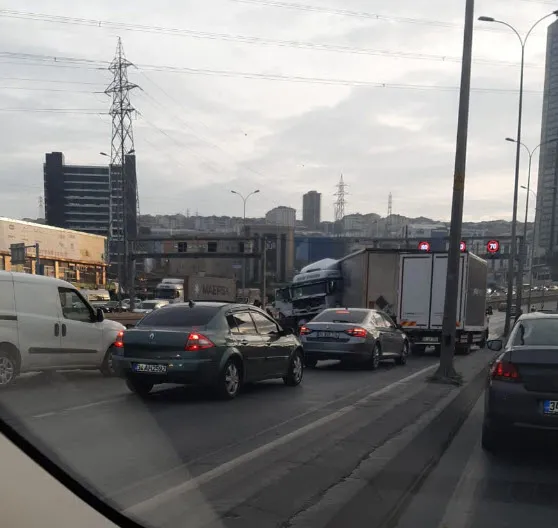 son-dakika-e-5-te-trafigi-kilitleyen-kaza-tir-metrobus-yoluna-girdi-1610088938746.jpg