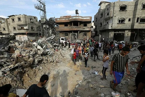 israil-sivil-yerlesim-yerlerini-vuruyor-gazze-seridine-kanli-saldiri-3-ev-2-cami-ve-bir-radyo-merkezini-hedef-1696766552436.jpeg İsrail sivil yerleşim yerlerini vuruyor! Gazze Şeridi'ne kanlı saldırı: 3 ev, 2 cami ve bir radyo merkezi hedef alındı-5