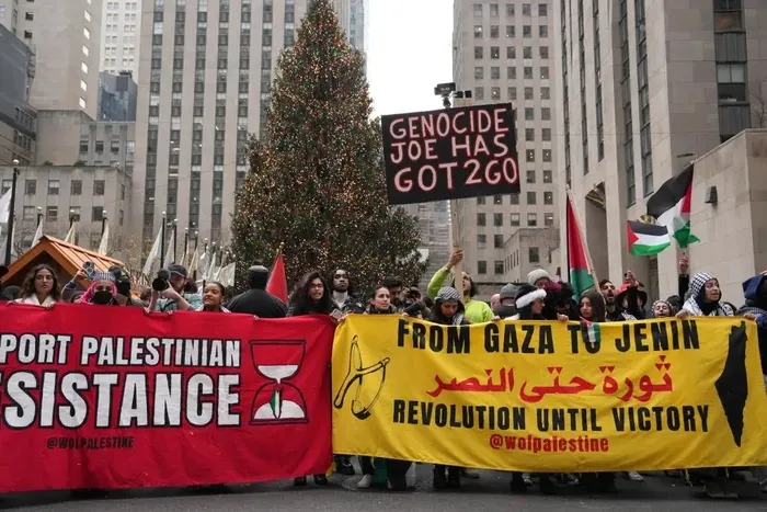 abd-filistin-icin-ayaga-kalkti-burada-noel-iptal-edildi-new-yorktan-gazzeye-intifadayi-kuresellestirin-1703580476916.jpeg ABD Filistin için ayağa kalktı! Burada Noel iptal edildi: New York’tan Gazze’ye İntifada’yı küreselleştirin-2